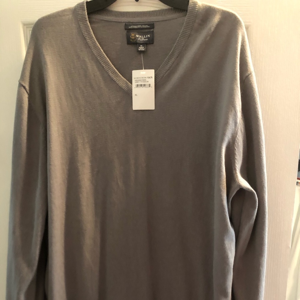 Long sleeved v-neck sweater